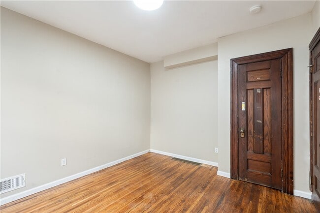 Building Photo - 483 Alexander St