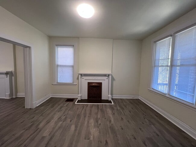 Building Photo - Updated 2BR 1 Bath townhouse with yard!