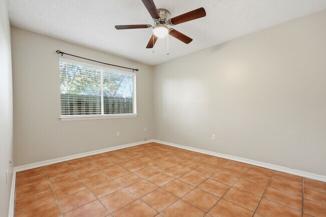 Building Photo - Charming 2 Bedroom Condo with Community Pool!