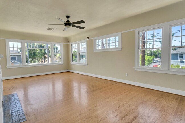 Building Photo - Great upstairs bungalow in Hillcrest with one car garage!