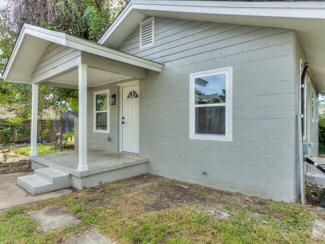 Building Photo - 1-Bedroom Apartment for Rent Near Midtown