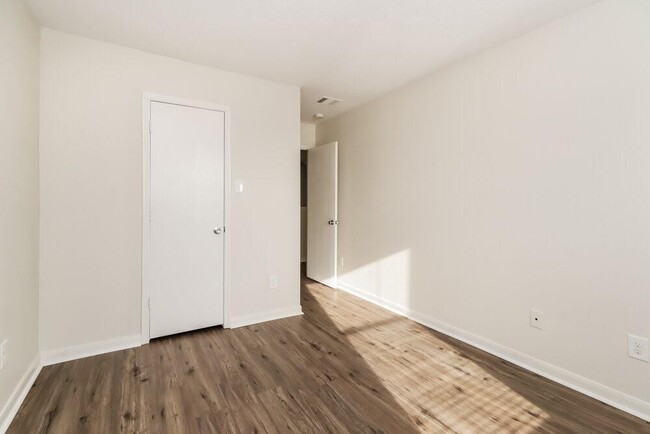 Building Photo - 16610 Cheshire Grove Ln