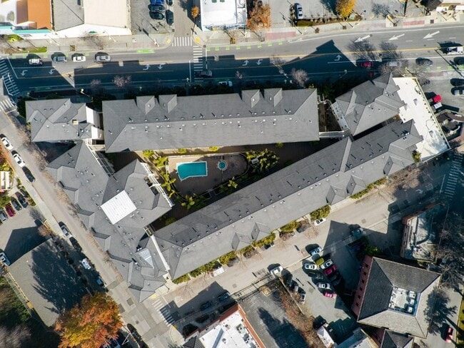 Building Photo - Luxury condo in the heart of downtown Santa Cruz!