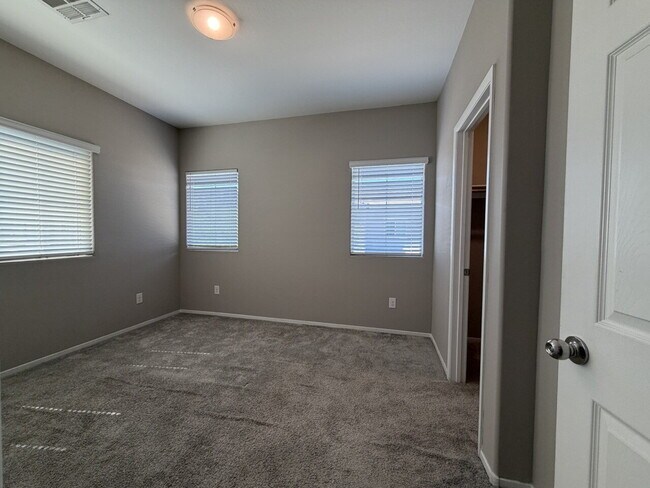 Building Photo - GATED 3 BED 3 BATH 2 CAR GARAGE TOWNHOUSE W/ BED AND BATH DOWNSTAIRS + LOFT & YARD. COMMUNITY FEA...
