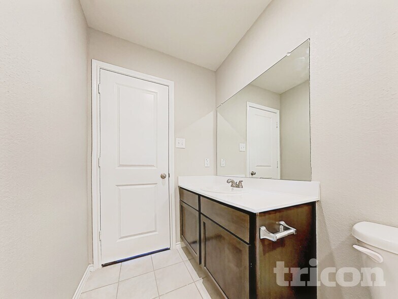 Building Photo - 1904 Strongbark Dr