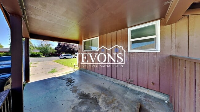 Building Photo - 4105 W Lincoln Ave