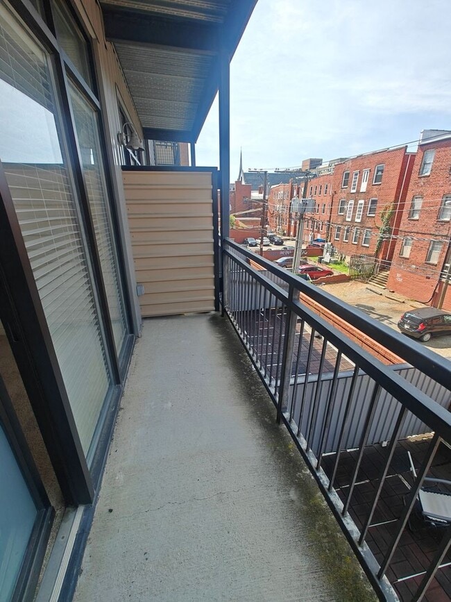 Building Photo - 1 bedroom condo with parking garage