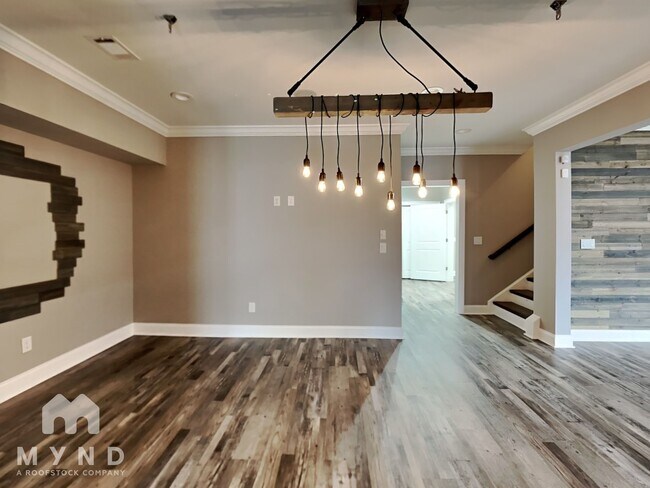 Building Photo - 2995 Manorview Ln