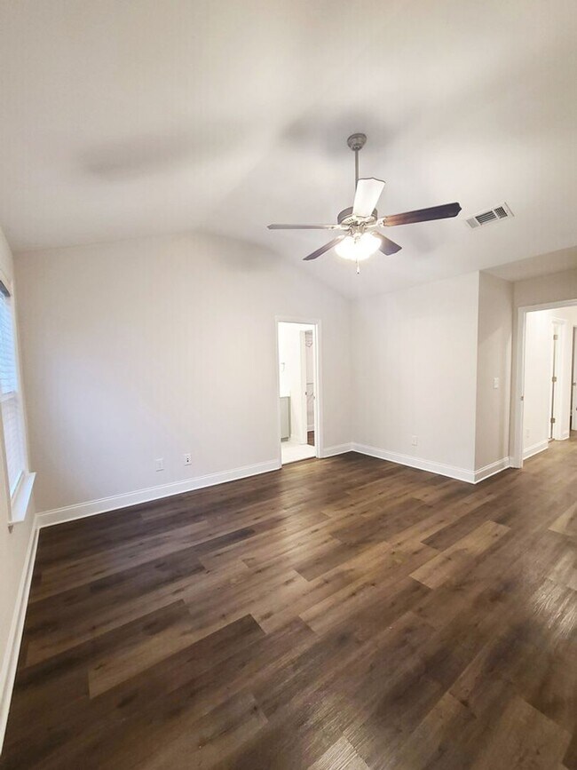 Building Photo - Conveniently Located Townhome for Rent. Av...