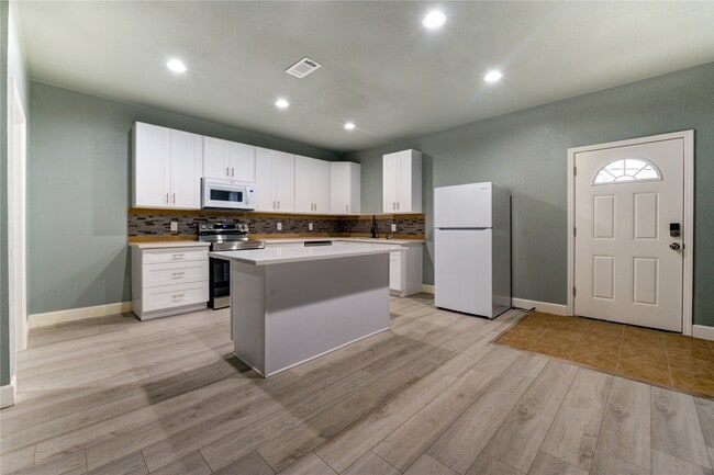 Primary Photo - 4323 Continental Dr