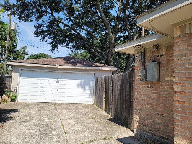 Building Photo - 9322 Fairdale Ln