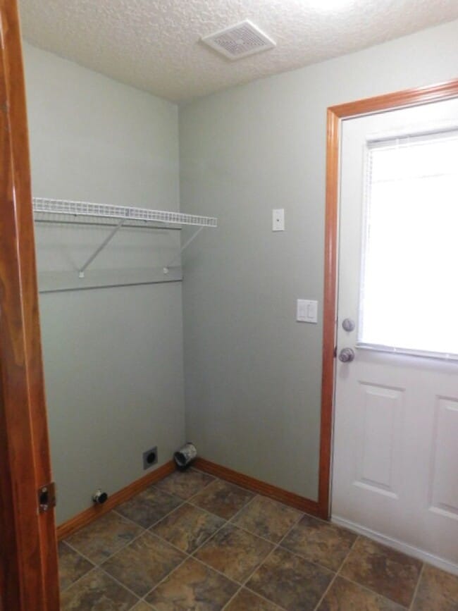 Building Photo - 2Bd/1.5Ba Single Story House - Available to View!