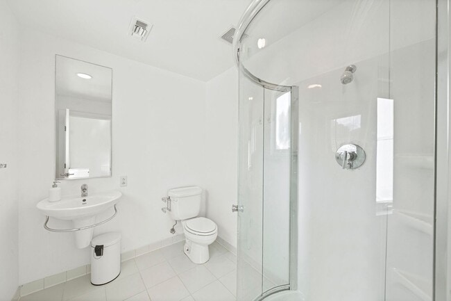 Building Photo - Modern 3BD, 3.5BA Five Points Townhome wit...