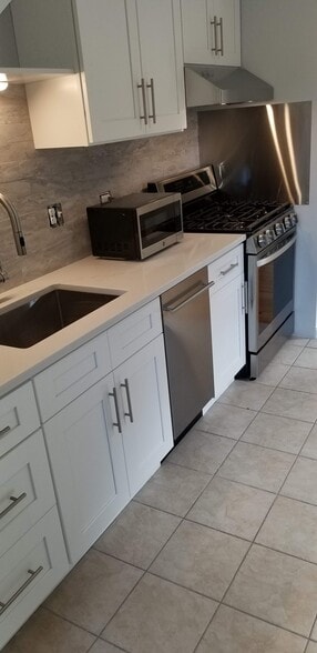 Unit 2 - 679 Park Ave W