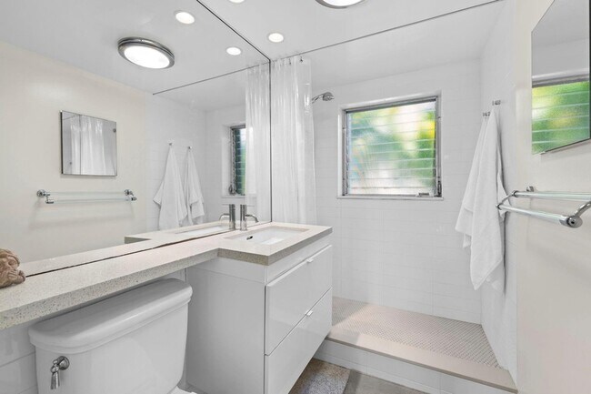 Building Photo - 561 Bayshore Dr