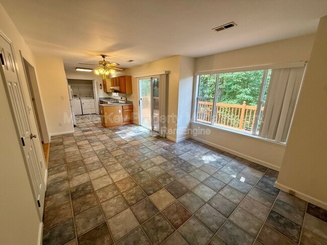 Building Photo - 327 St Thomas Dr