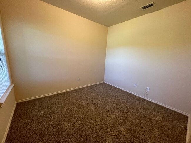 Building Photo - (( SUMMER SPECIAL!!)) Lovely 3/2 Duplex Ho...