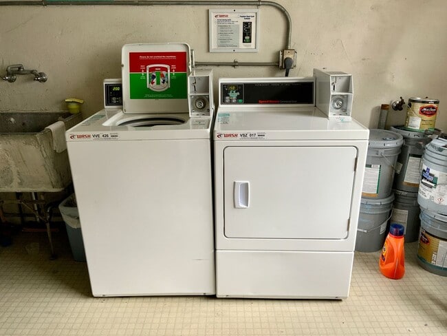 Building Photo - REMODELED KITCHEN! Storage, Parking Available, On-Site Laundry!