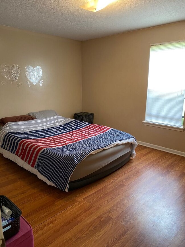 Building Photo - 2 Bed 1 Bath Duplex