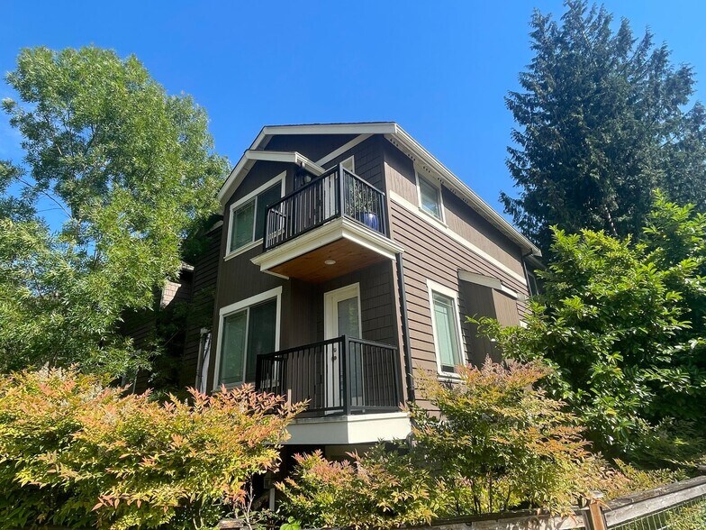 Building Photo - 3503 NE 110th St