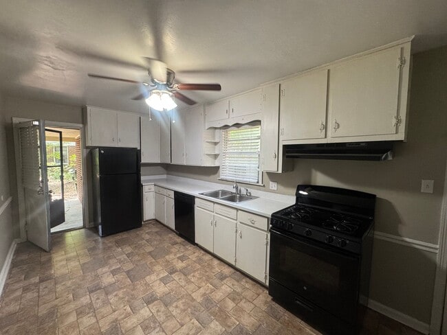 Building Photo - Brick One Level.