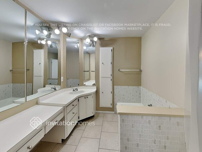 Building Photo - 3800 Pin Oaks St