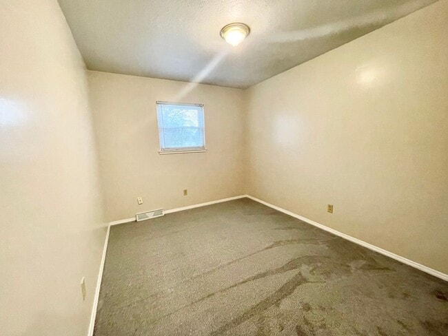 Building Photo - 3 Bed -1 Bath Single Family in Elyria