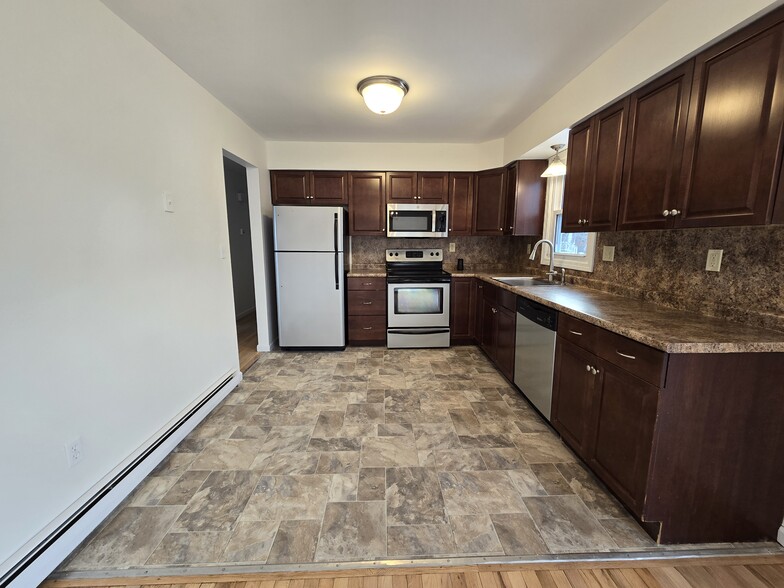 Kitchen - 32 Monroe St