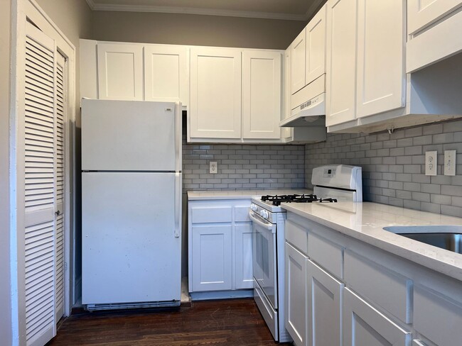 Building Photo - Very Spacious 2/2.5 Condo w/ Off-Street Pa...