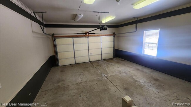 Building Photo - 6146 Lone Oak Cir