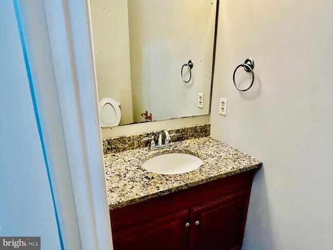 Building Photo - 4704 S Park Ct