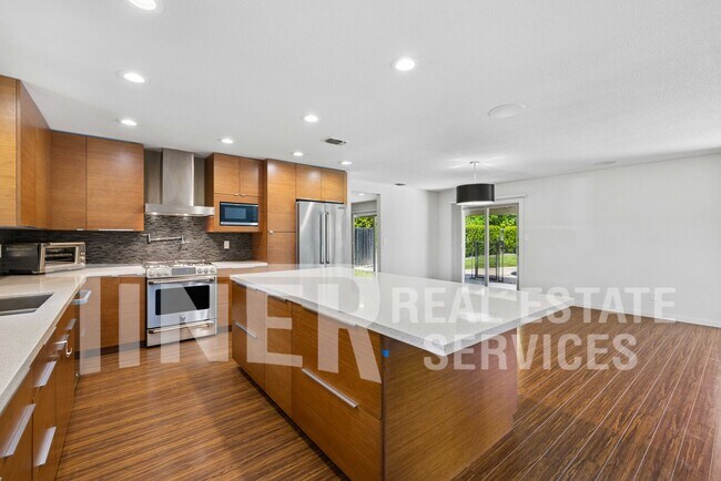 Building Photo - 5541 Ivanhoe Way