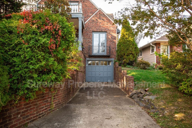 Building Photo - 319 N Newton Lake Dr