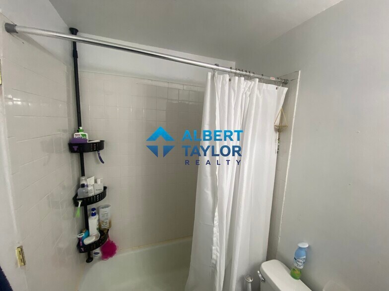 Building Photo - 24 Isabella St