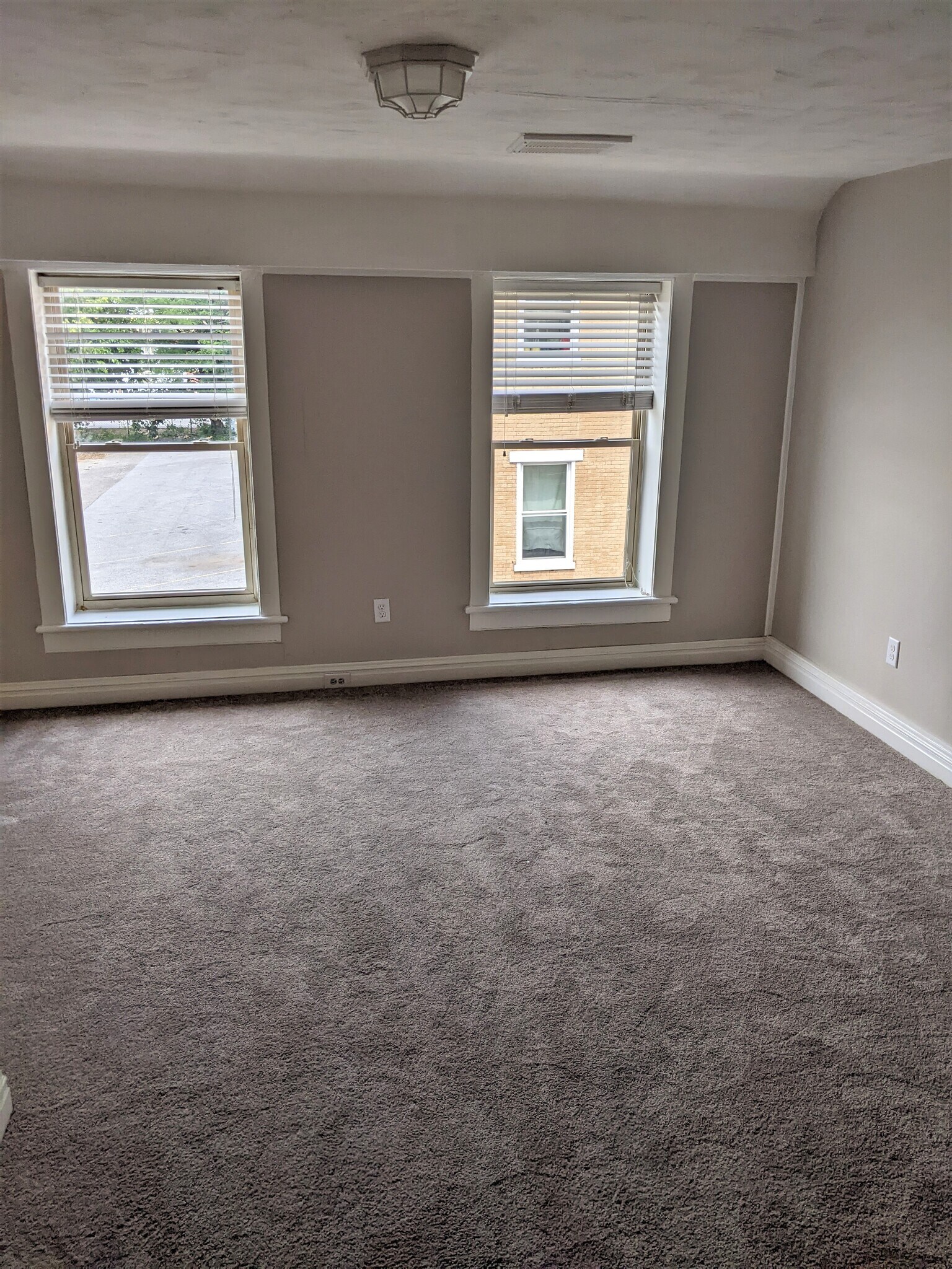 Large Bedroom - 341 Academy St