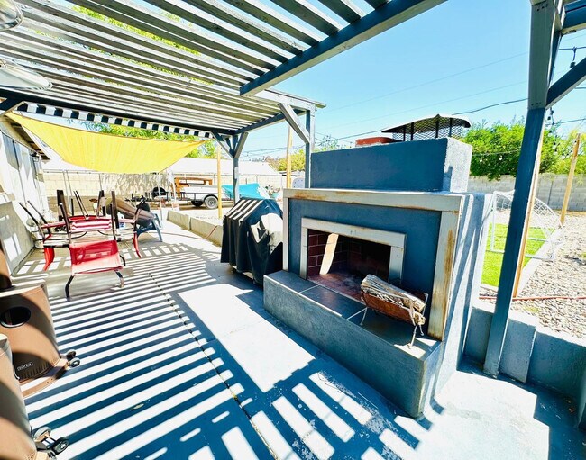 Building Photo - 13815 North 11th St