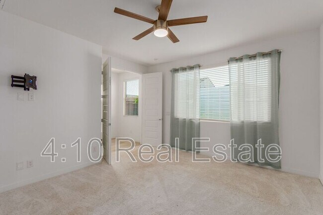 Building Photo - 2222 E Palmdale Ln