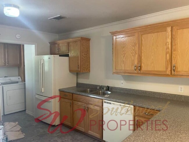 Building Photo - Excellent space with large bedrooms