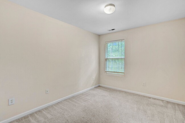 Building Photo - AVAILABLE FOR IMMEDIATE MOVE-IN. DON'T MIS...