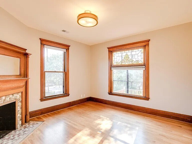 Living Room with balcony view - 1609 Elliot Ave