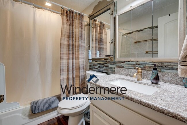 Building Photo - Fully-Furnished Cozy 3 Bedroom Home - Shor...