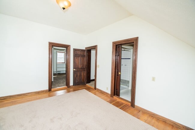 Building Photo - 3 bed 1.5 bath Downtown Valparaiso Home