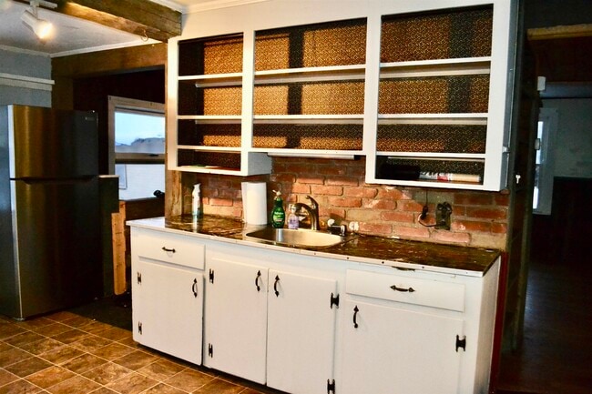 Building Photo - 224 E Main St