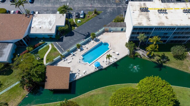 Building Photo - 300 Waterway Dr S