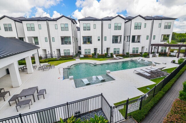 Building Photo - 2812 Grand Fountains Dr