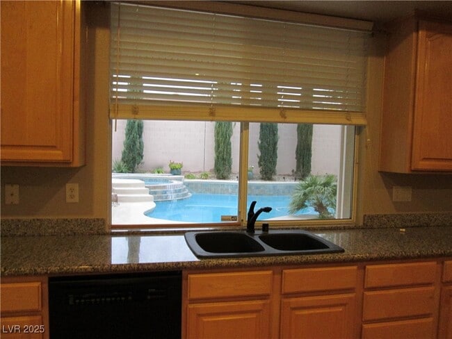 Building Photo - 421 Emerald Heights St