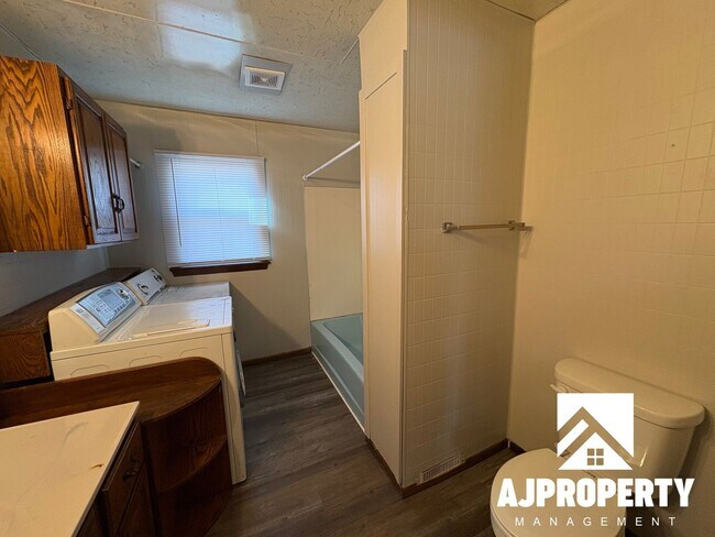 Building Photo - 213 W 39th St