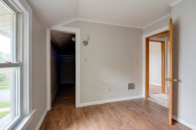 Building Photo - Spacious 3 Bedroom 1 Bath House Located in...