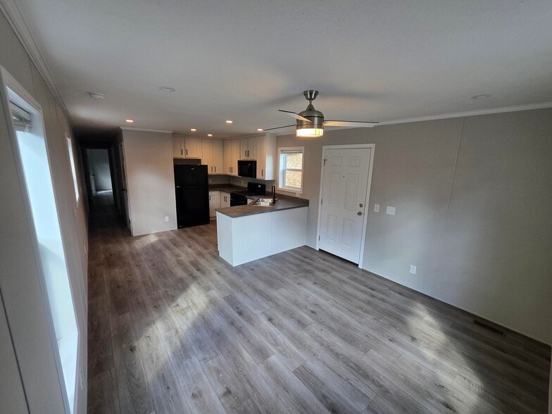 Building Photo - 16 Thomas Ln