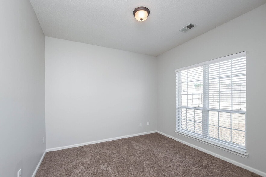 Building Photo - 8426 Linda Shore Cove